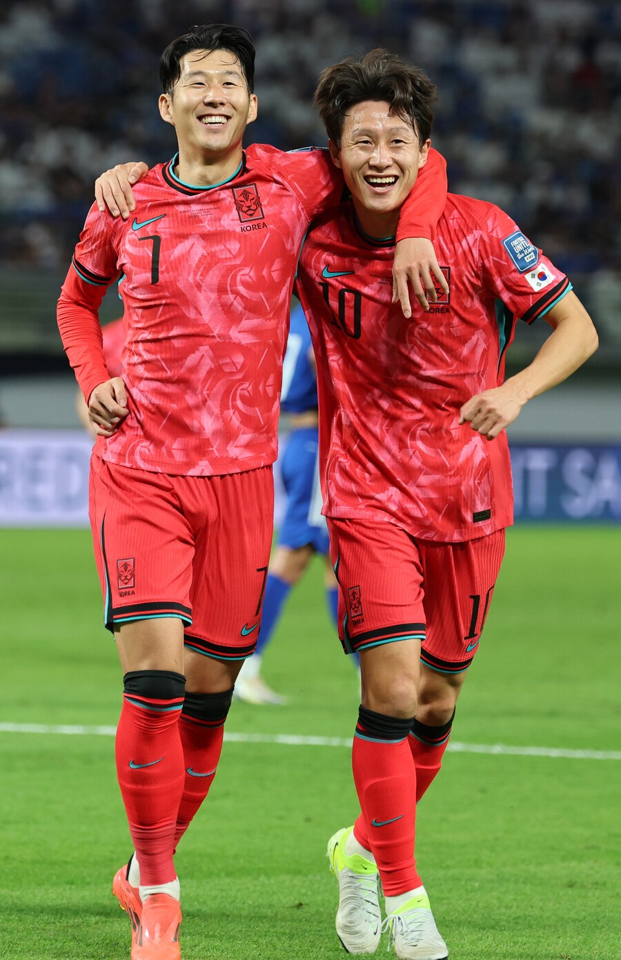 ▲  14일 오후(현지시간) 쿠웨이트 자베르 알 아흐메드 국제 경기장에서 열린 2026 북중미 월드컵 아시아지역 3차 예선 B조 5차전 한국과 쿠웨이트의 경기. 한국 손흥민이 페널티킥을 넣고 이재성과 기뻐하고 있다. ⓒ연합뉴스