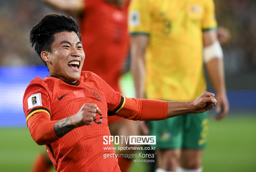 ▲ 3차 예선 3연패로 본선 진출이 어두웠던 중국 축구가 살아났다. 인도네시아를 2-1로 꺾으면서 3차 예선 첫 승을 신고하더니 바레인 원정에서 후반 추가 시간 극적인 선제 결승골에 힘입어 바레인을 1-0으로 꺾었다. C조는 중국과 호주, 사우디아라비아까지 세 팀이 승점 6점으로 동률이 되어 끝까지 알 수 없는 상황이 됐다.