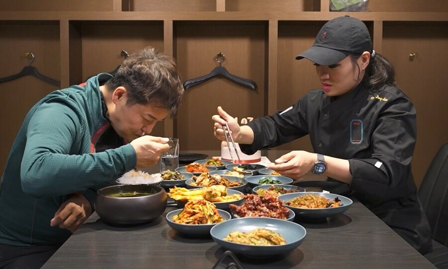 박나래 아니네…전현무, 47세 생일상 차려준 정지선 셰프에 "친여동생 같아"('나혼산')