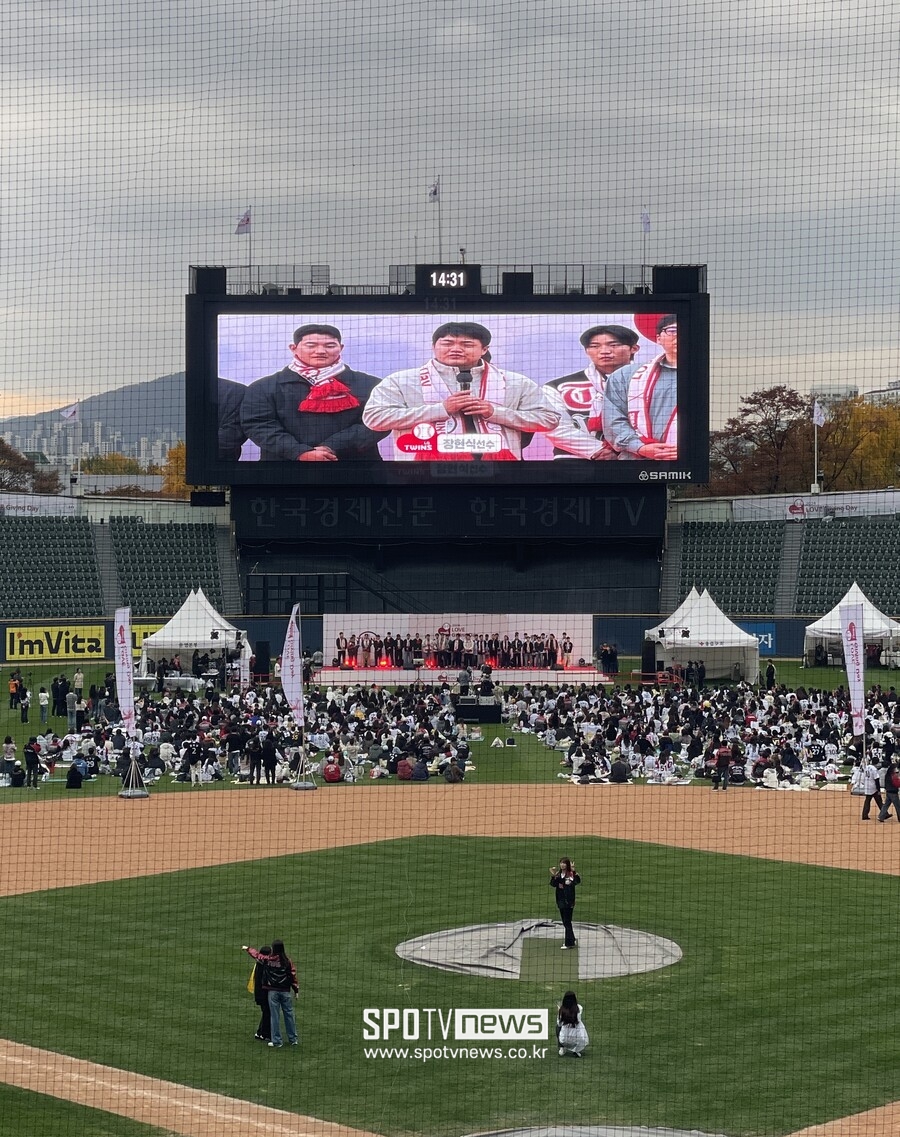 ▲ 장현식이 LG 팬들에게 인사하고 있다. ⓒ 신원철 기자