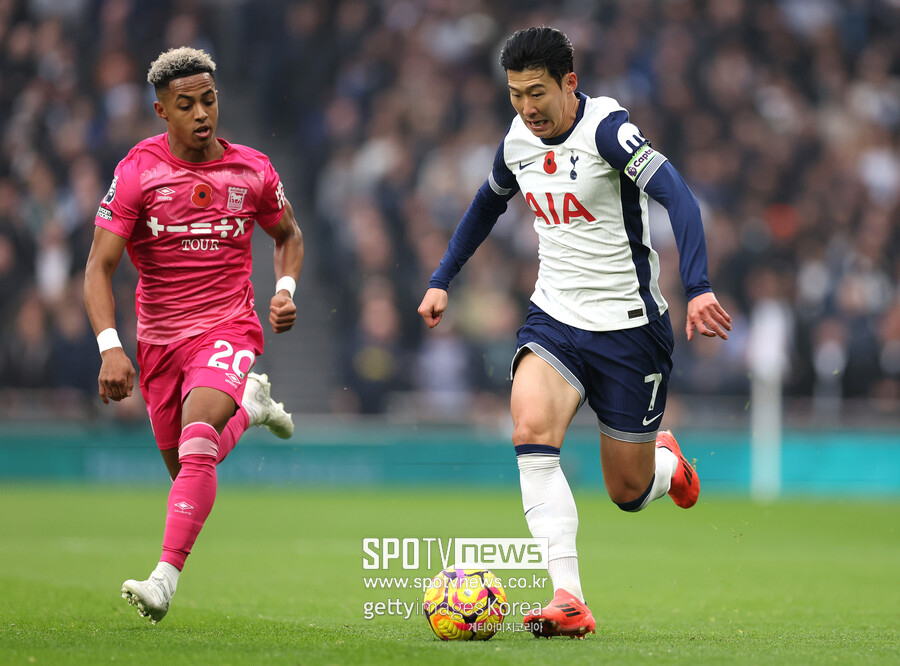 ▲ 영국 매체 팀토크는 “토트넘이 손흥민과 1년 연장 옵션 이상의 장기 계약 논의에 관심이 없다는 사실이 드러났다”며, “손흥민이 2025/26 시즌을 끝으로 토트넘을 떠날 가능성이 크다”고 보도했다. 파브리치오 로마노는 “토트넘이 이미 손흥민의 계약을 2026년 6월까지 연장하기 위한 절차를 시작했다”고 밝혔다. 팀토크는 “토트넘이 내년 여름 손흥민을 PSG에 판매하는 방안을 검토 중”이라며, “구단이 챔피언스리그 진출에 실패한다면, 손흥민을 방출해 재정을 보충하려는 의도가 있다”고 분석했다