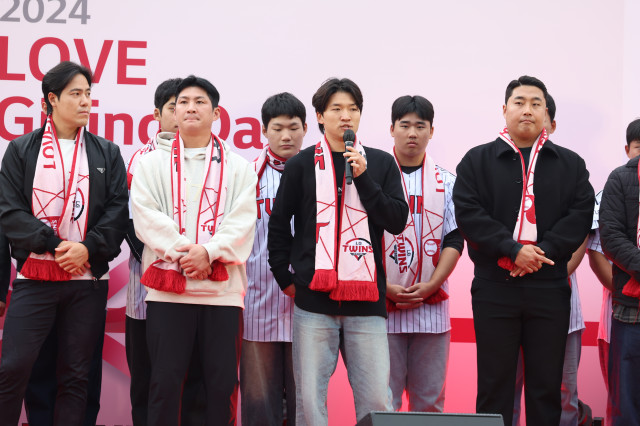 장현식 LG 팬들 앞에 첫인사→가창력 자랑까지…LG 러브기빙데이로 팬들과 즐거운 시간