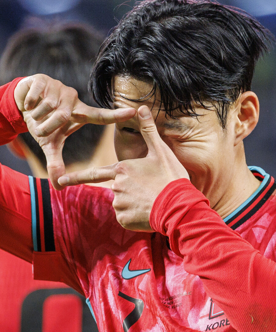 ▲ 글로벌스포츠매체 ‘ESPN’은 “배준호는 손흥민처럼 공격진 전 포지션에서 뛸 수 있는 다재다능한 선수”라며 “왼쪽 측면에서 특히 뛰어난 활약을 보여주며, 앞으로 더 큰 무대에서도 팀에 기여할 잠재력을 증명했다. 배준호는 대표팀과 스토크 시티에서 보여준 퍼포먼스를 통해 손흥민과 같은 수준에 도달할 가능성을 보였다”고 평가했다. 손흥민이 허벅지 부상으로 대표팀에서 빠졌던 9월에 이어 10월 A매치까지 눈부신 활약을 펼쳤다. 특히 쿠웨이트 원정길을 떠났던 국제축구연맹(FIFA) 2026 북중미 월드컵 아시아 지역 3차 예선에서 투입된 배준호는 결정적인 쐐기골을 기록하며 팀의 4-1 승리를 완성시켰다 ⓒ연합뉴스