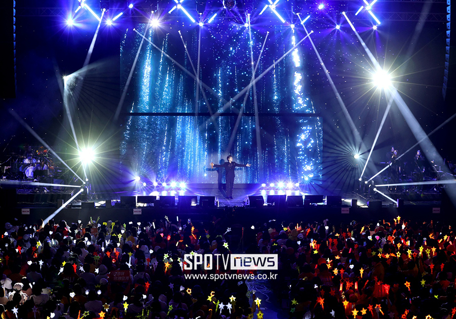 [포토S] '오구오구 콘서트' 김희재, 화려한 조명 아래