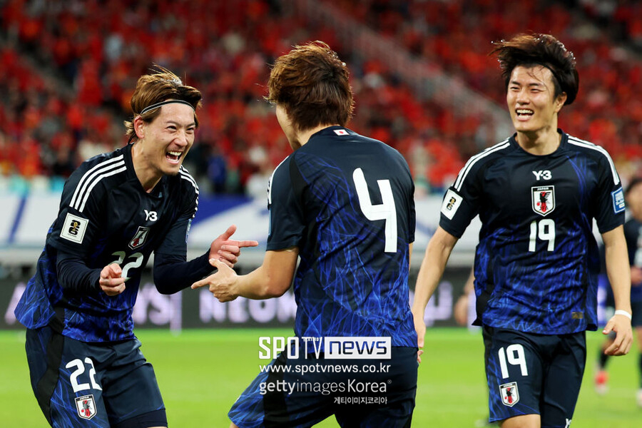 ▲ 일본은 19일 중국 샤먼의 샤먼 스타디움에서 열린 2026 북중미월드컵 아시아 3차 예선 조별리그 C조 6차전 중국과 원정경기서 3-1로 이겼다. 직전 맞대결서 7-0으로 압도적인 승리를 챙긴 일본이 이날 원정에서도 기분 좋은 승리를 챙겼다. 일본은 이날 승리로 5승 1무로 무패 행진을 달리며 C조 1위를 유지했다. 중국은 이날 패배로 2승 4패를 기록하며 조 4위에 머물렀다.