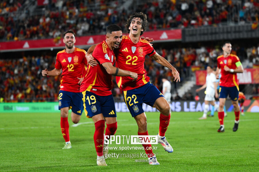 ▲ 스페인은 19일(한국시간) 스위스와 유럽축구연맹(UEFA) 네이션스리그 리그A 4조 조별리그 최종 6차전에서 스위스를 3-2로 이겼다. 이날 후반 15분 니코 윌리엄스와 교체돼 그라운드를 밟은 힐은 성인 무대 데뷔골을 터뜨렸다. 2021년 성인 대표팀에 뽑힌 뒤 이날까지 총 5경기에 나선 힐은 그동안 대표팀 경기에 나설 기회가 많지 않았다. 그러나 지로나에서 존재감을 드러낸 뒤 대표팀에 승선, 자신의 데뷔골이자 스페인의 승리를 이끄는 핵심적인 역할을 해냈다.