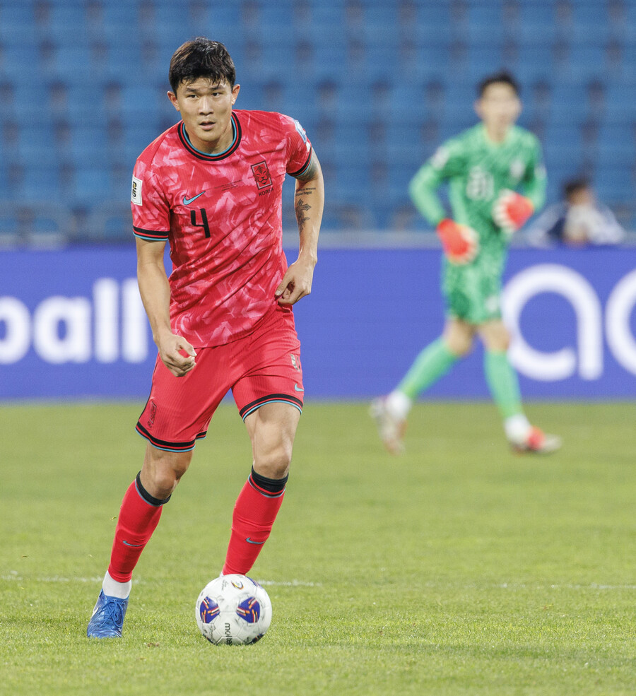 ▲ 19일 오후(현지시간) 요르단 암만 국제경기장에서 열린 2026 북중미 월드컵 아시아 3차 예선 B조 한국과 팔레스타인의 경기. 한국의 김민재가 중원으로 전진하고 있다.  ⓒ연합뉴스