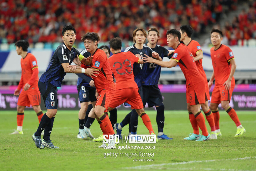 ▲ 일본은 19일 중국 샤먼의 샤먼 스타디움에서 열린 2026 북중미월드컵 아시아 3차 예선 조별리그 C조 6차전 중국과 원정경기서 3-1로 이겼다. 직전 맞대결서 7-0으로 압도적인 승리를 챙긴 일본이 이날 원정에서도 기분 좋은 승리를 챙겼다. 일본은 이날 승리로 5승 1무로 무패 행진을 달리며 C조 1위를 유지했다. 중국은 이날 패배로 2승 4패를 기록하며 조 4위에 머물렀다.