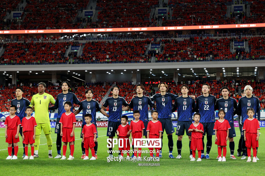 ▲ 일본은 19일 중국 샤먼의 샤먼 스타디움에서 열린 2026 북중미월드컵 아시아 3차 예선 조별리그 C조 6차전 중국과 원정경기서 3-1로 이겼다. 직전 맞대결서 7-0으로 압도적인 승리를 챙긴 일본이 이날 원정에서도 기분 좋은 승리를 챙겼다. 일본은 이날 승리로 5승 1무로 무패 행진을 달리며 C조 1위를 유지했다. 중국은 이날 패배로 2승 4패를 기록하며 조 4위에 머물렀다.