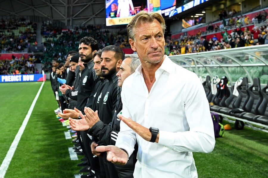 ▲ 신태용 감독이 이끄는 인도네시아가 2026 FIFA 북중미 월드컵 아시아 지역 3차 예선 최대 이변을 만들었다. 홈에서 사우디아라비아를 2-0으로 꺾고 3차 예선 첫 번째 승리를 만든 것이다. 신태용 감독은 이날 승리로 승점을 6점으로 쌓아 4년 전 박항서 감독이 베트남에서 기록했던 승점 4점을 넘는 3차 예선 동남아시아 팀 최다 승점 기록을 갈아치웠다. 반면 로베르토 만치니 감독을 경질하고 에르베 르나르 감독을 새로 선임해 급한 불 끄기에 나선 사우디아라비아는 11월 A매치 두 경기를 1무 1패라는 실망스러운 성적으로 마무리했다. ⓒ연합뉴스/AFP