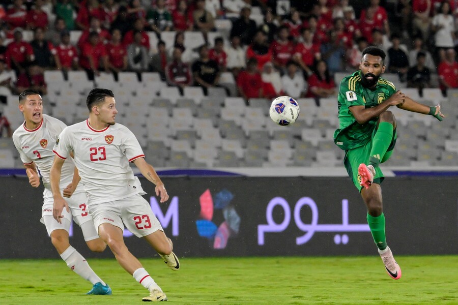 ▲ 신태용 감독이 이끄는 인도네시아가 2026 FIFA 북중미 월드컵 아시아 지역 3차 예선 최대 이변을 만들었다. 홈에서 사우디아라비아를 2-0으로 꺾고 3차 예선 첫 번째 승리를 만든 것이다. 신태용 감독은 이날 승리로 승점을 6점으로 쌓아 4년 전 박항서 감독이 베트남에서 기록했던 승점 4점을 넘는 3차 예선 동남아시아 팀 최다 승점 기록을 갈아치웠다. 반면 로베르토 만치니 감독을 경질하고 에르베 르나르 감독을 새로 선임해 급한 불 끄기에 나선 사우디아라비아는 11월 A매치 두 경기를 1무 1패라는 실망스러운 성적으로 마무리했다. ⓒ연합뉴스/AFP