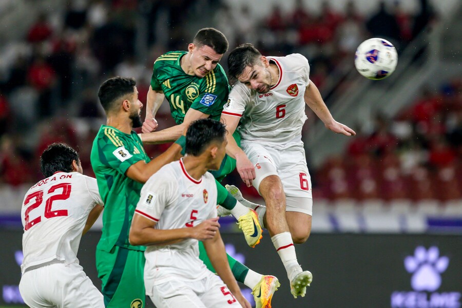 ▲ 신태용 감독이 이끄는 인도네시아가 2026 FIFA 북중미 월드컵 아시아 지역 3차 예선 최대 이변을 만들었다. 홈에서 사우디아라비아를 2-0으로 꺾고 3차 예선 첫 번째 승리를 만든 것이다. 신태용 감독은 이날 승리로 승점을 6점으로 쌓아 4년 전 박항서 감독이 베트남에서 기록했던 승점 4점을 넘는 3차 예선 동남아시아 팀 최다 승점 기록을 갈아치웠다. 반면 로베르토 만치니 감독을 경질하고 에르베 르나르 감독을 새로 선임해 급한 불 끄기에 나선 사우디아라비아는 11월 A매치 두 경기를 1무 1패라는 실망스러운 성적으로 마무리했다. ⓒ연합뉴스/AFP