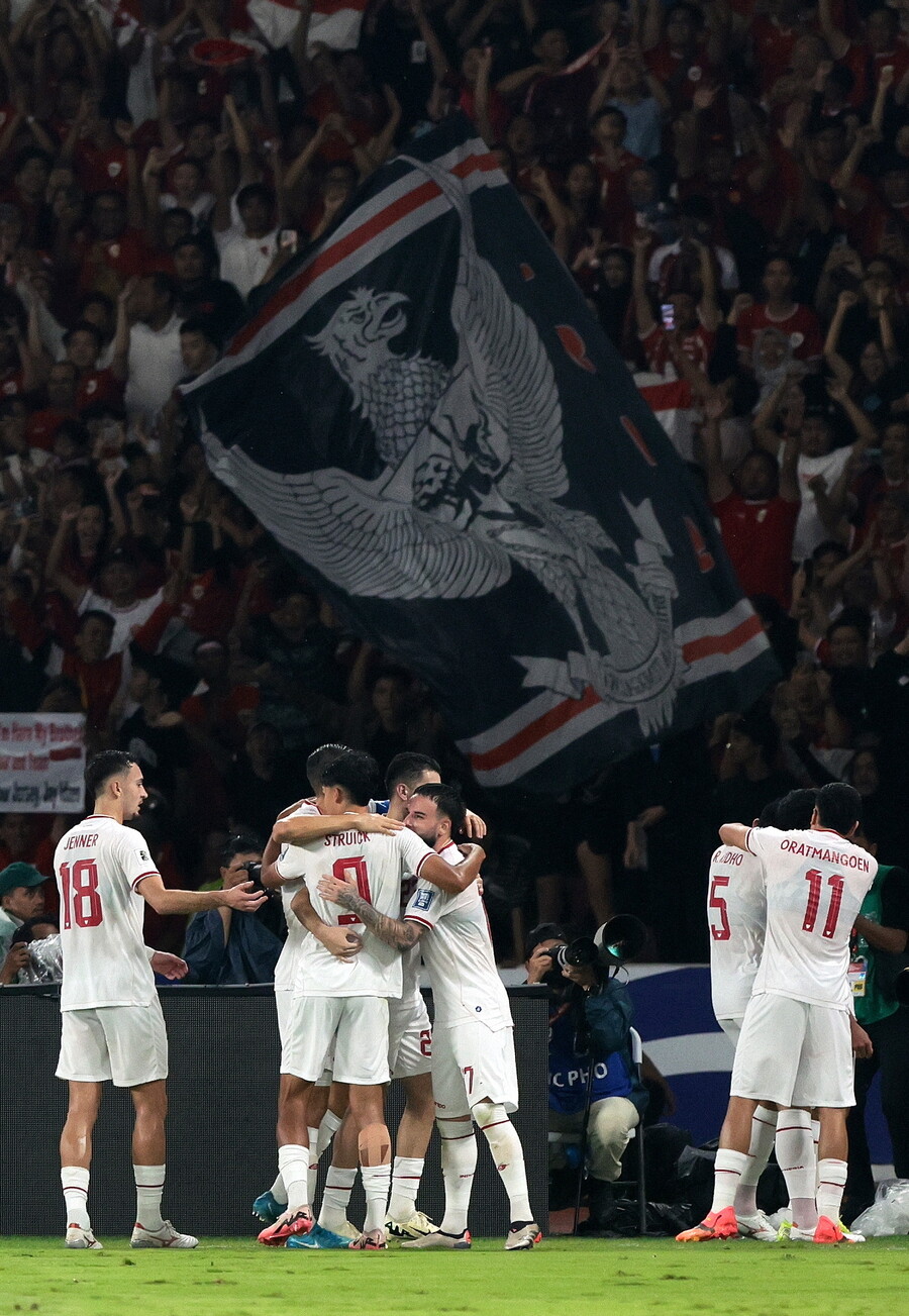 ▲ 신태용 감독이 이끄는 인도네시아는 사우디아라비아를 2-0으로 꺾고 2026 북중미 월드컵 아시아 3차 예선 첫 승을 6차전에서 거뒀다.  ⓒ연합뉴스/EPA