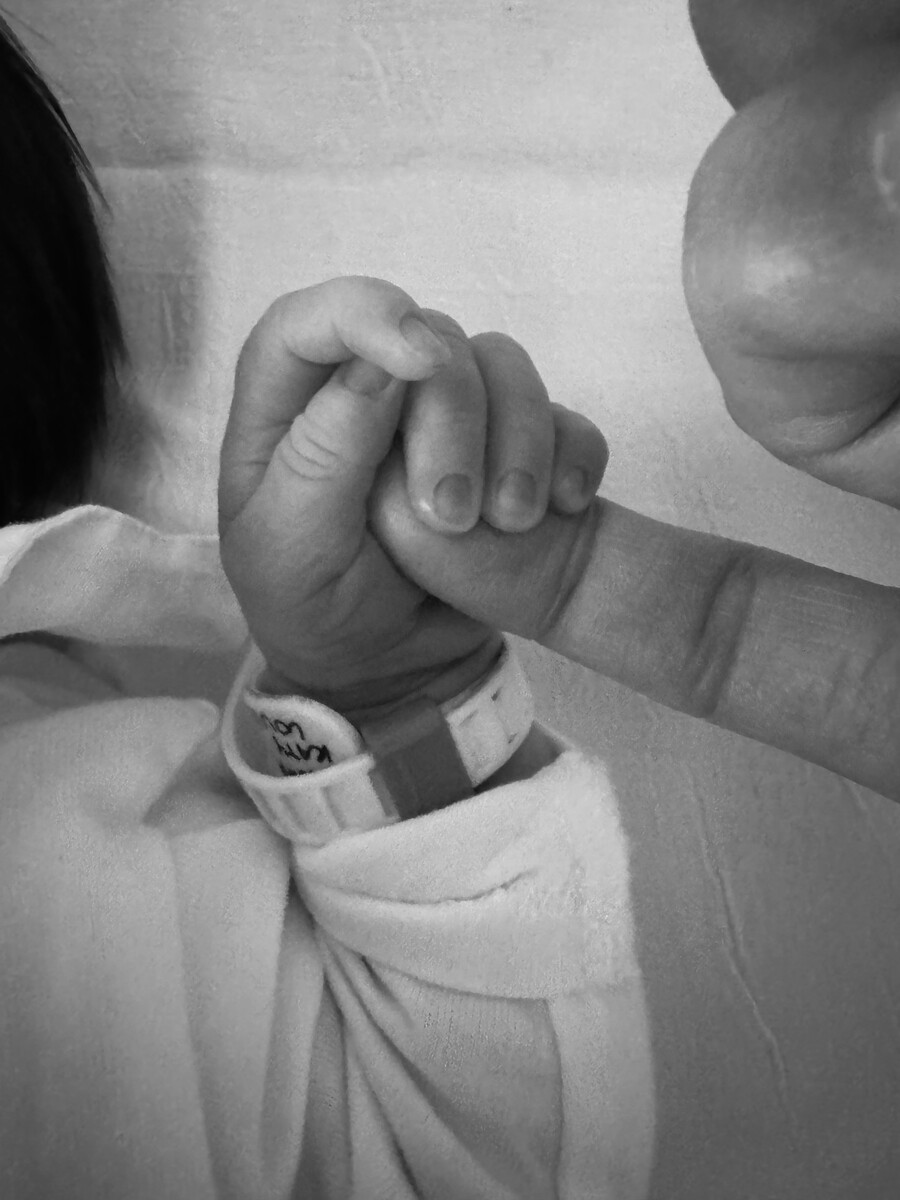 '케이티♥' 송중기, 로마에서 태어난 딸 사진 공개…"건강한 예쁜 공주님"