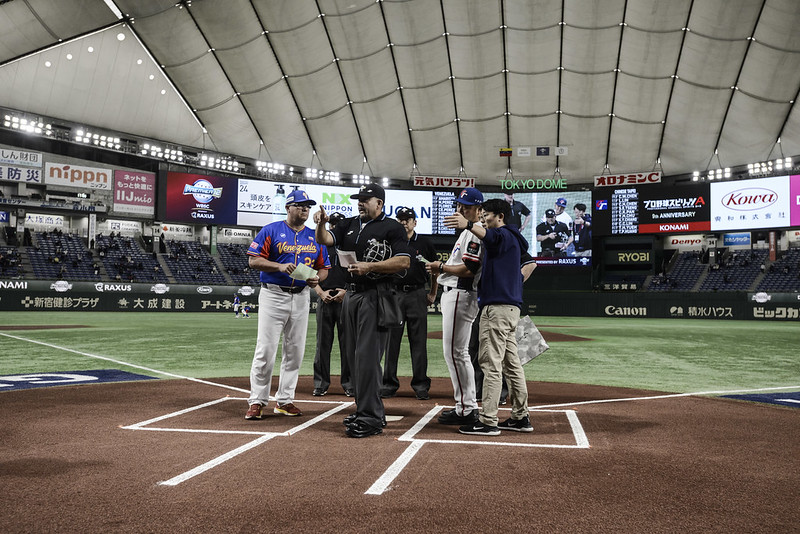 ▲ 경기 전 오더를 교환하는 대만과 베네수엘라. ⓒ WBSC