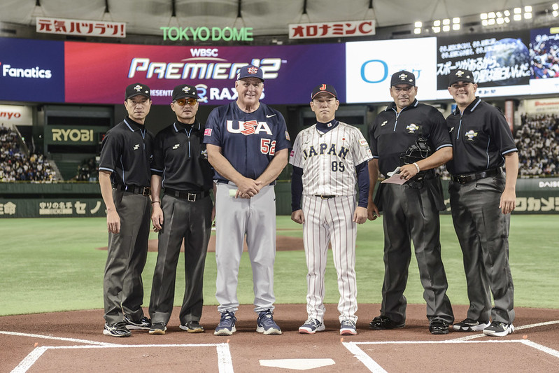▲ 심판진과 기념사진을 찍는 미국 마이크 소시아 감독과 일본 이바타 히로카즈 감독. ⓒ WBSC