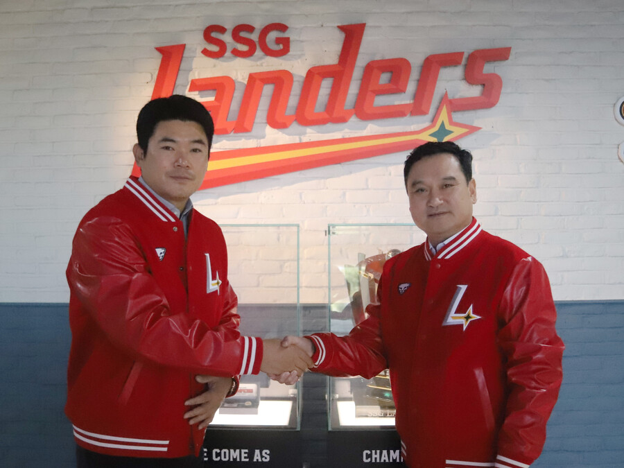 ▲ SSG 노경은이 SSG와 FA 계약을 체결하고 김재섭 SSG 대표이사와 악수를 나누고 있다. ⓒSSG 랜더스