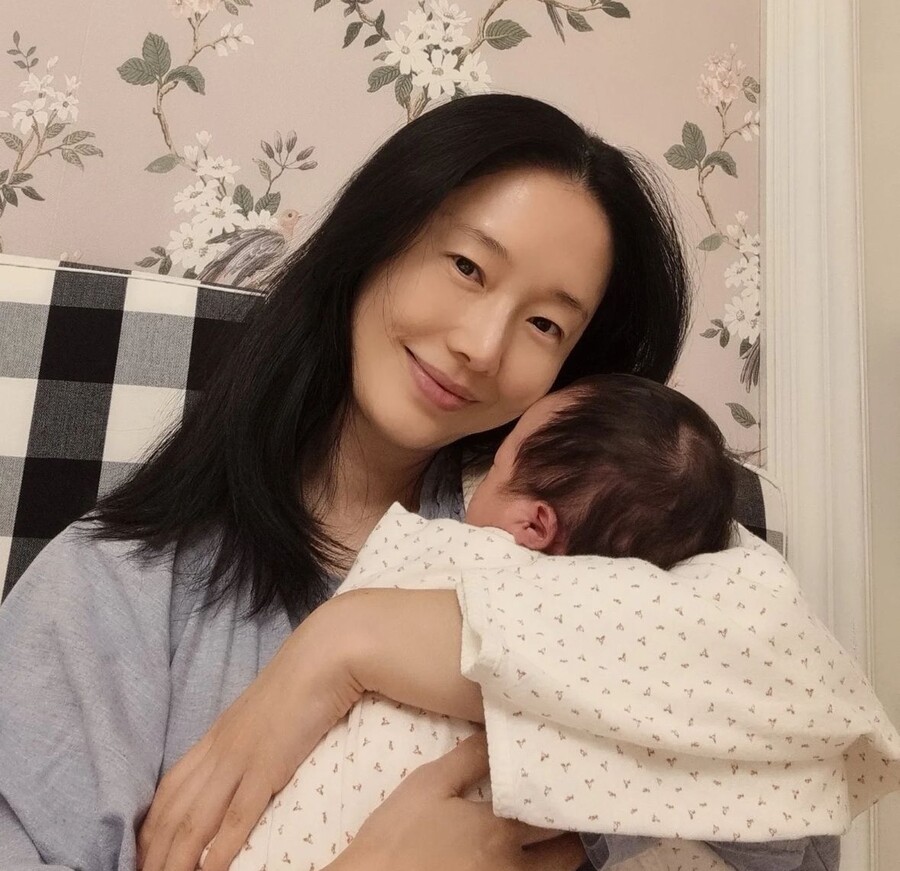 "첫째보다 회복 빨라" 이정현, 둘째 품에 안고 '엄마 미소'