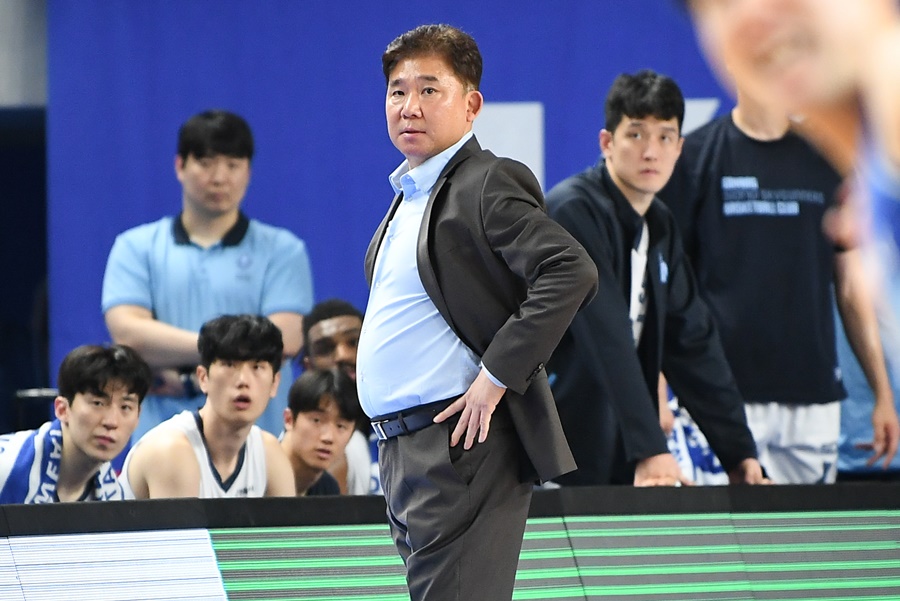 '선수 폭행 논란' 김승기 소노 감독, 자진 사퇴 "농구팬들에게 죄송"
