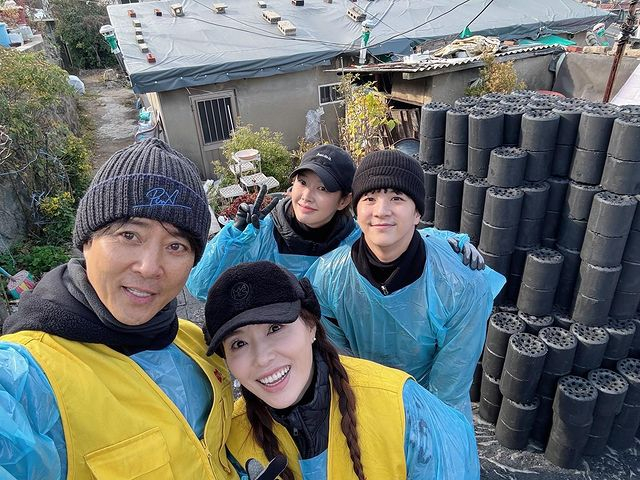 최수종♥하희라, 천둥♥미미 부부와 연탄봉사 선행 "몸 안좋아서 복대 차고"