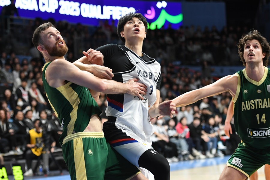 이현중·이우석 분전에도…한국, 호주에 23점 차 완패