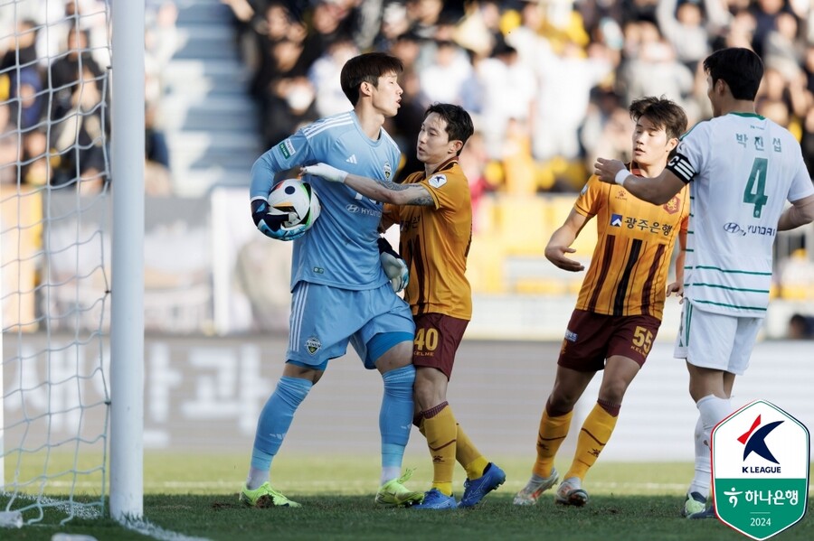 ▲ 전북 현대가 24일 광주축구전용구장에서 열린 하나은행 K리그1 2024 38라운드 파이널B 최종전에서 광주FC와 1-1로 비겼다. 승점 42점을 기록한 전북은 같은 시간 K리그2 강등이 확정된 인천 유나이티드에 패한 대구FC(승점 40점)에 앞서면서 10위로 시즌을 끝냈다. 승강 플레이오프로 향한 전북은 K리그2 플레이오프 승자와 맞붙는다. 서울 이랜드와 전남 드래곤즈로 압축된 가운데 승강 플레이오프에서도 부진할 시 K리그 최다 우승팀 전북은 자칫 2부리그로 내려갈 수도 있다. ⓒ한국프로축구연맹