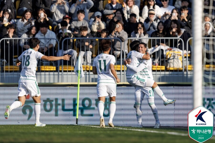 ▲ 전북 현대가 24일 광주축구전용구장에서 열린 하나은행 K리그1 2024 38라운드 파이널B 최종전에서 광주FC와 1-1로 비겼다. 승점 42점을 기록한 전북은 같은 시간 K리그2 강등이 확정된 인천 유나이티드에 패한 대구FC(승점 40점)에 앞서면서 10위로 시즌을 끝냈다. 승강 플레이오프로 향한 전북은 K리그2 플레이오프 승자와 맞붙는다. 서울 이랜드와 전남 드래곤즈로 압축된 가운데 승강 플레이오프에서도 부진할 시 K리그 최다 우승팀 전북은 자칫 2부리그로 내려갈 수도 있다. ⓒ한국프로축구연맹