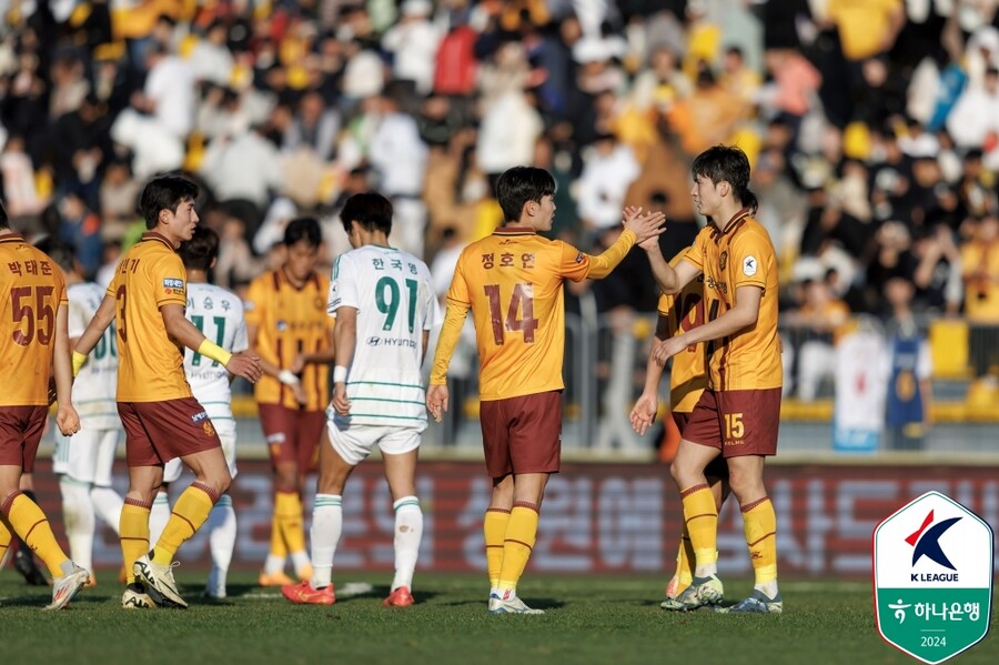 ▲ 전북 현대가 24일 광주축구전용구장에서 열린 하나은행 K리그1 2024 38라운드 파이널B 최종전에서 광주FC와 1-1로 비겼다. 승점 42점을 기록한 전북은 같은 시간 K리그2 강등이 확정된 인천 유나이티드에 패한 대구FC(승점 40점)에 앞서면서 10위로 시즌을 끝냈다. 승강 플레이오프로 향한 전북은 K리그2 플레이오프 승자와 맞붙는다. 서울 이랜드와 전남 드래곤즈로 압축된 가운데 승강 플레이오프에서도 부진할 시 K리그 최다 우승팀 전북은 자칫 2부리그로 내려갈 수도 있다. ⓒ한국프로축구연맹
