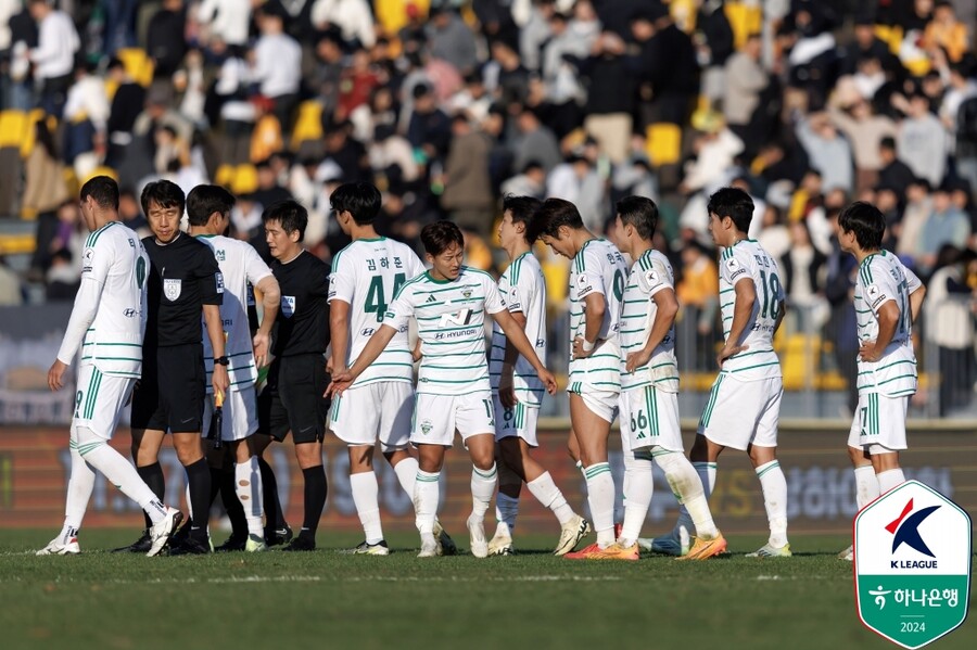 ▲ 전북 현대가 24일 광주축구전용구장에서 열린 하나은행 K리그1 2024 38라운드 파이널B 최종전에서 광주FC와 1-1로 비겼다. 승점 42점을 기록한 전북은 같은 시간 K리그2 강등이 확정된 인천 유나이티드에 패한 대구FC(승점 40점)에 앞서면서 10위로 시즌을 끝냈다. 승강 플레이오프로 향한 전북은 K리그2 플레이오프 승자와 맞붙는다. 서울 이랜드와 전남 드래곤즈로 압축된 가운데 승강 플레이오프에서도 부진할 시 K리그 최다 우승팀 전북은 자칫 2부리그로 내려갈 수도 있다. ⓒ한국프로축구연맹
