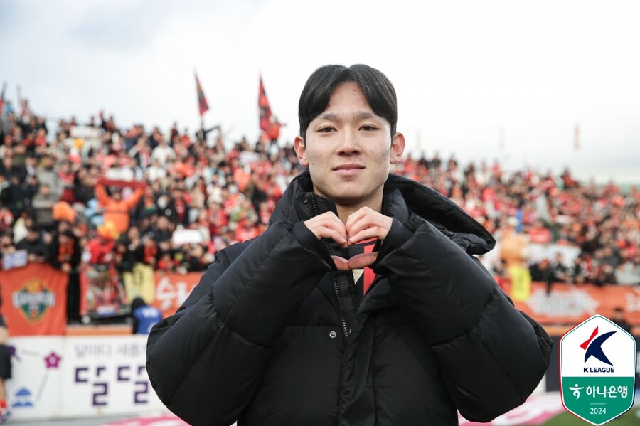 ▲ 이번 시즌을 앞두고 강원의 1군 명단에 포함된 양민혁은 프로 데뷔와 동시에 남다른 존재감을 뽐냈다. 잉글랜드 프리미어리그의 토트넘이 반응했다. 토트넘은 지난여름 이적시장을 통해 양민혁에게 이적 제안을 건넸고, 양민혁은 이를 수락했다. 다만 여름 이적이 아닌, 현 K리그1 시즌을 마친 뒤 내년 1월 토트넘에 합류하는 조건이 마련됐다.  ⓒ한국프로축구연맹