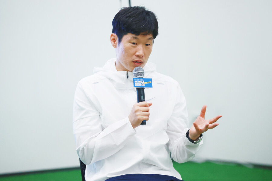 ▲ 박지성은 서울 국립현대미술관에서 열린 'MMCA 플레이: 주니어 풋살'을 끝내고 난 뒤 취재진 앞에 모습을 드러내 최근에 불거진 국가대표팀 감독 선임 논란에 대한 생각을 말했다. "뭐라고 말할 수 없을 정도의 참담함이다. 지금은 체계 자체가 완전히 무너졌다"라던 박지성은 "가장 크게 드는 감정은 슬픔이다. 2002년 월드컵을 통해 인해서 한국 축구는 상당히 변했고, 앞으로 상당히 많이 변해갈거란 기대가 있었는데 달라진 게 없는 것 같다"라며 덤덤하게 자신의 생각을 말했다  ⓒ연합뉴스