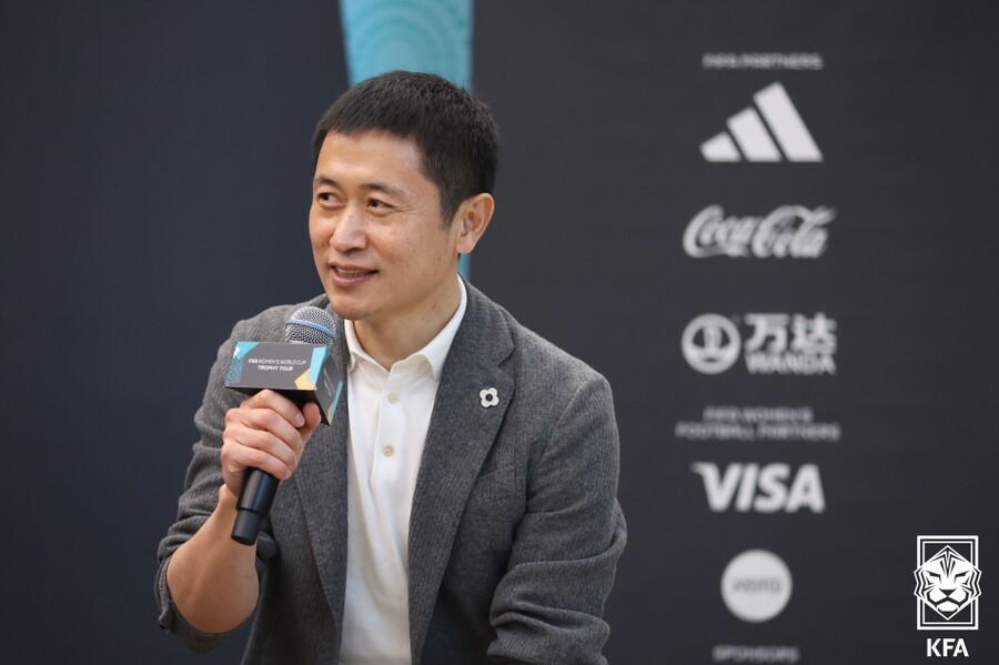 ▲ 공교롭게도 박주호와 이영표는 한때 대표팀의 왼쪽을 지켰던 국가대표 레프트백 출신이다. 그리고 두 사람은 대한축구협회를 향한 날카로운 ‘오버래핑’을 선보이고 있다. 축구 팬들은 소신껏 자신의 목소리를 내며 ‘오버래핑’을 하는 박주호와 이영표를 적극 지지하는 중이다.