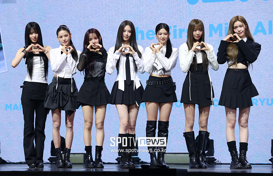 테디 업은 이즈나, 5세대 톱 겨냥…"목표='마마' 신인상·빌보드 1위"[종합]