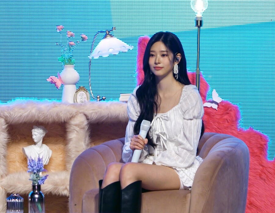 제니 '만트라' 커버까지…김민주, 첫 국내 단독 팬미팅