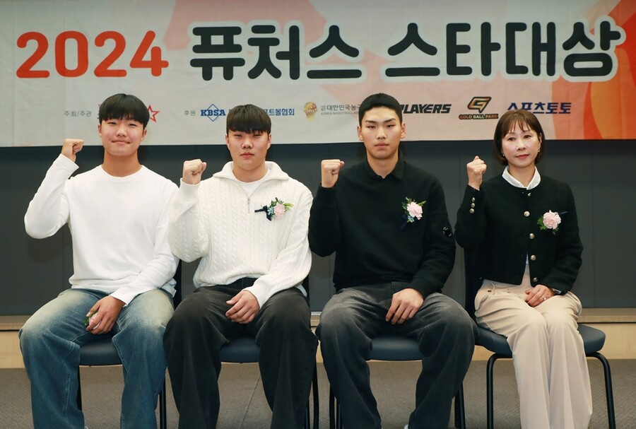 ▲ 25일 오후 서울 프레스센터에서 진행된 2024 퓨처스 스타대상 시상식(주최 스타뉴스)에서 수상자와 참석자들이 기념촬영을 하고 있다.  왼쪽부터 정우주, 박준순, 김성준, 정현우 어머니 김규희씨. ⓒ 스타뉴스