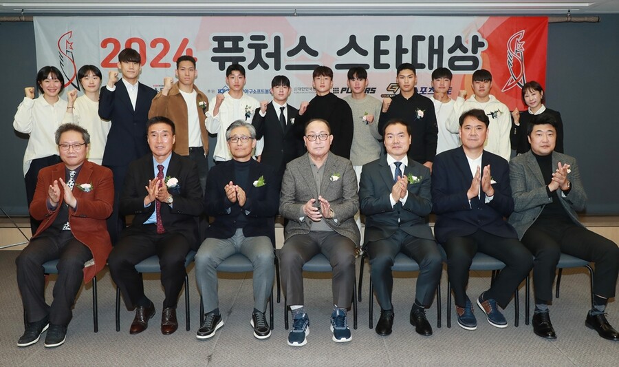 ▲ 25일 오후 서울 프레스센터에서 진행된 2024 퓨처스 스타대상 시상식(주최 스타뉴스)에서 수상자와 참석자들이 기념촬영을 하고 있다.  앞줄 왼쪽부터 한준희 대한축구협회 부회장, 하석주 대한축구협회 부회장, 양해영 대한야구소프트볼협회 부회장, 김인식 수상자 선정위원장 및 KBO 원로자문위원, 박준철 스타뉴스 대표, 이호근 동국대 농구 남자부 감독, 신석 한국중고등학교농구연맹 이사. 뒷줄 왼쪽부터 농구 송윤하, 이가현, 박정웅, 에디 다니엘, 축구 손정범, 양민혁, 김현우, 박승수, 야구 김성준, 정우주, 박준순, 정현우 어머니 김규희씨. ⓒ 스타뉴스