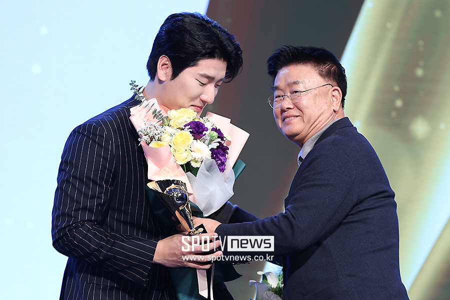 [포토S] 김태룡 단장, '곽빈 축하해'