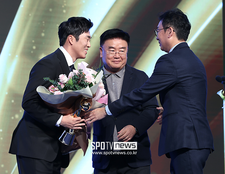 [포토S] KT로 간 허경민, '김태룡 단장-나도현 단장의 축하 받으며'