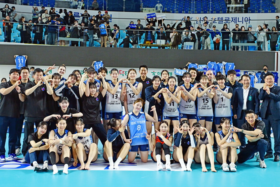 ▲ IBK기업은행 알토스 선수들이 도로공사를 3-0으로 누르고 난 뒤 기념 촬영을 하고 있다. ⓒKOVO