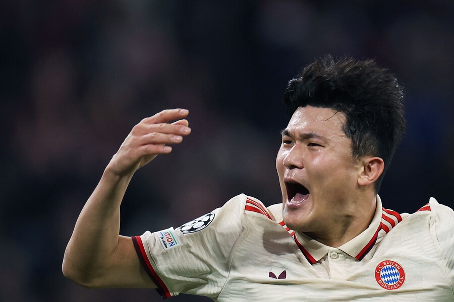 ▲ 김민재가 챔피언스리그 1호골이자 시즌 2호골로 팀 승리를 이끌었다. 파리생제르맹과 경기에 선발 출전해 코너킥 상황에서 상대 골키퍼가 제대로 처리하지 못한 공을 머리로 받아넣어 득점에 성공했다. 수비에서도 경기 내내 군더더기 없는 플레이로 파리생제르맹 공격을 무위로 돌렸다. 바이에른 뮌헨은 이날 승점 3점을 쌓아 10위권 근처까지 순위를 끌어올렸다. 게다가 홈 7경기 연속 무실점 기록을 이어갔다. ⓒ연합뉴스/AFP