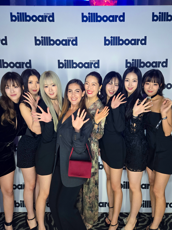 ▲ '빌보드 넘버 원스 파티 2024'에서 세계적인 인사들과 포즈를 취한 비웨이브. 제공|빌보드 코리아