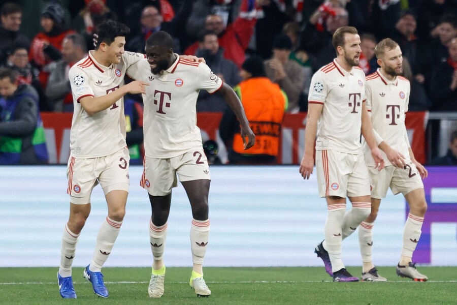 ▲ '이리와서 즐겨봐', 파리 생제르맹과의 유럽축구연맹 챔피언스리그(UCL) 리그 페이즈 5차전에 출전한 김민재가 결승골을 넣자 수비 파트너인 다요 우파메카노가 가장 좋아했다. 잡아 끌고 팬들 앞으로 가 세리머니를 하라고 권유하는 등 강력한 콤비의 냄새를 풍겼다. ⓒ연합뉴스/AFP/AP
