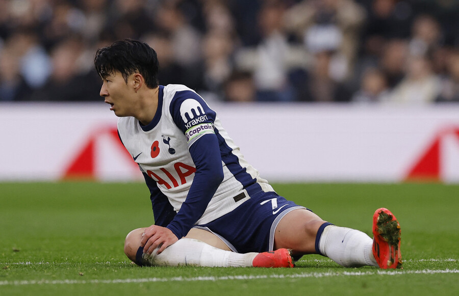 ▲ 토트넘은 오는 29일(한국시간) 2024-24시즌 유럽축구연맹(UEFA) 유로파리그 리그페이즈에서 AS로마를 홈으로 불러들인다. 다만 엔지 포스테코글루 감독이 손흥민을 선발 명단에서 제외할 수 있다는 전망이 지배적이다. 영국 현지 매체 ‘토트넘 홋스퍼 뉴스’는 27일 “토트넘 홋스퍼의 안제 포스테코글루 감독이 목요일 열리는 UEFA 유로파리그 경기에서 손흥민을 선발 라인업에서 제외할 가능성이 제기됐다”고 보도했다. 예상 라인업에 토트넘 공격은 브레넌 존슨, 도미닉 솔란케, 마이키 무어로 구성됐다 ⓒ연합뉴스/로이터