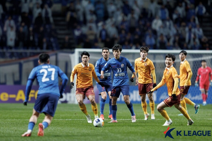 ▲ 광주는 27일 광주월드컵경기장에서 열린 2024-25시즌 아시아축구연맹(AFC) 챔피언스리그엘리트(ACLE) 리그 스테이지 5차전에서 중국슈퍼리그 준우승 팀 상하이 선화를 1-0으로 제압했다. 이로써 광주는 승점 12(4승 1패)를 기록, 선두 비셀 고베(일본·승점 13)에 1점 차로 뒤진 동아시아 지역 2위 자리를 유지했다. 12개 팀이 경쟁하는 동아시아 지역에서 상위 8개 팀만이 16강 토너먼트에 진출할 수 있다 ⓒ한국프로축구연맹