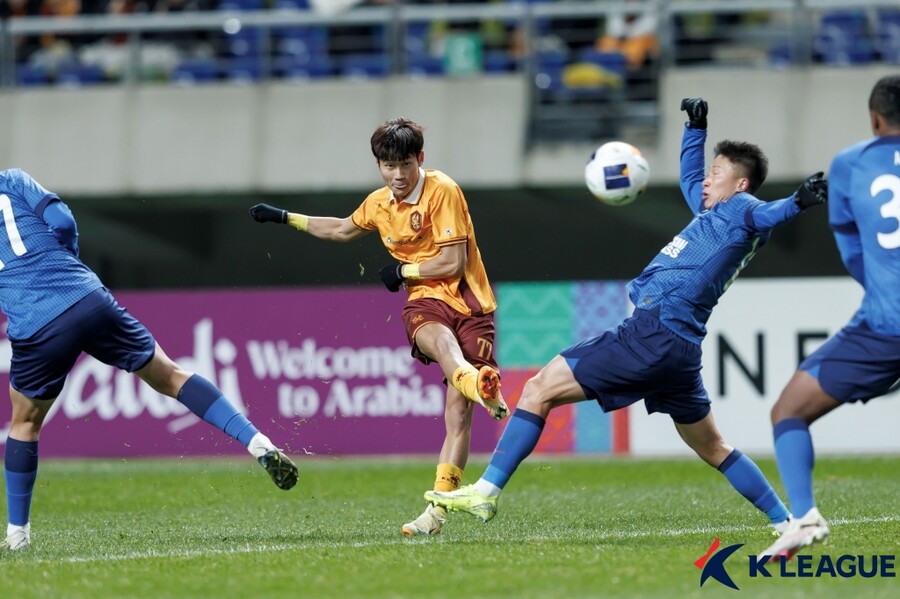 ▲ 광주는 27일 광주월드컵경기장에서 열린 2024-25시즌 아시아축구연맹(AFC) 챔피언스리그엘리트(ACLE) 리그 스테이지 5차전에서 중국슈퍼리그 준우승 팀 상하이 선화를 1-0으로 제압했다. 이로써 광주는 승점 12(4승 1패)를 기록, 선두 비셀 고베(일본·승점 13)에 1점 차로 뒤진 동아시아 지역 2위 자리를 유지했다. 12개 팀이 경쟁하는 동아시아 지역에서 상위 8개 팀만이 16강 토너먼트에 진출할 수 있다 ⓒ한국프로축구연맹
