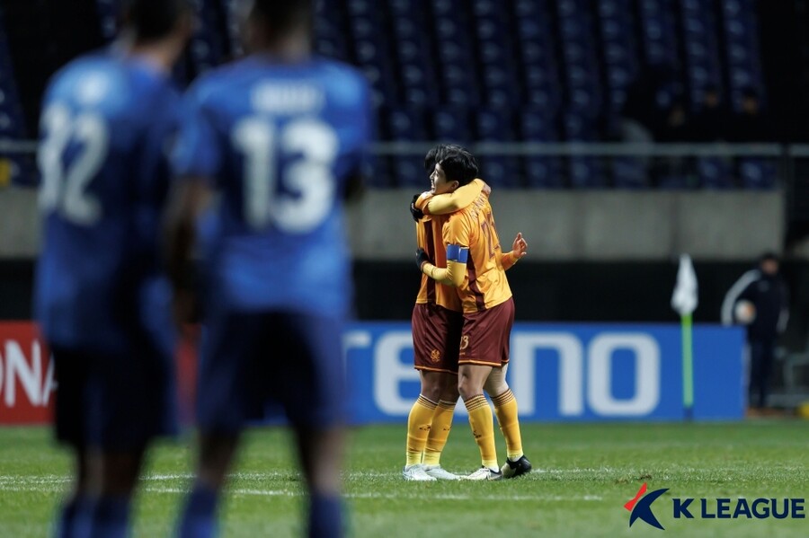 ▲ 광주는 27일 광주월드컵경기장에서 열린 2024-25시즌 아시아축구연맹(AFC) 챔피언스리그엘리트(ACLE) 리그 스테이지 5차전에서 중국슈퍼리그 준우승 팀 상하이 선화를 1-0으로 제압했다. 이로써 광주는 승점 12(4승 1패)를 기록, 선두 비셀 고베(일본·승점 13)에 1점 차로 뒤진 동아시아 지역 2위 자리를 유지했다. 12개 팀이 경쟁하는 동아시아 지역에서 상위 8개 팀만이 16강 토너먼트에 진출할 수 있다 ⓒ한국프로축구연맹