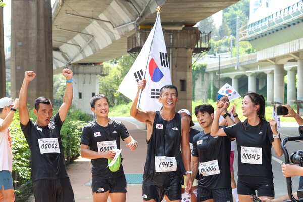 ▲ 지난 8월 '815런'에서 81.5km를 완주한 션(가운데)과 러너들. 제공|한국해비타트