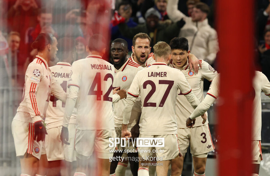 ▲ 김민재(27, 바이에른 뮌헨)가 경기 맨오브더매치(MOM)에 이어 이주의 팀까지 쓸어 담았다. 유럽축구연맹(UEFA)은 29일(한국시간) 2024-25시즌 UEFA 챔피언스리그 리그페이즈 5차전에서 뛰어난 활약을 했던 11명을 선정했다. 김민재는 도르트문트, 바르셀로나, 아스널 선수들과 어깨를 나란히하며 세계 최고 수비수 가치를 다시 새겼다. 이어 축구 통계 매체 '후스코어드닷컴'도 챔피언스리그 5라운드 이주의 팀을 발표했다. UCL 5라운드에서 뛰어난 활약을 펼친 선수들로 베스트 11을 구성한 가운데, 김민재는 센터백 중 최고 평점인 8.33점을 기록하며 이름을 올렸다