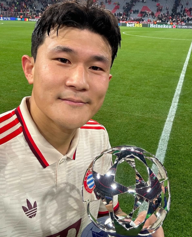 ▲ 유럽을 잘근잘근 ‘씹는’ 김민재다. 국제축구연맹(FIFA) 산하 국제스포츠연구소(CIES)가 김민재를 세계 최고의 센터백으로 선정한 데 이어, 분데스리가 최고의 수비수로도 인정받았다. 유럽 5대 리그에서 패스 성공률과 시도 횟수 모두 상위권을 기록하며 현대 축구의 새로운 패러다임을 제시하고 있다 축구 통계 매체 '데이터MB'에 따르면, 김민재는 이번 시즌 분데스리가 센터백 중 가장 높은 점수를 기록했다. 데이터MB는 이번 시즌 센터백 퍼포먼스 순위에서 김민재가 92점을 획득해 1위를 차지했다고 발표했다. 2위인 요나탄 타(레버쿠젠, 86점)와 상당한 격차를 보이는 점수다. 김민재의 동료이자 중앙 수비 파트너인 다요 우파메카노, 니콜라스 슐로터벡(도르트문트)은 각각 85점으로 공동 3위에 올랐다. 김민재는 유일하게 90점을 넘긴 센터백으로, 올시즌 역대급 실력을 다시 한번 입증했다. 이번에는 챔피언스리그 맹활약에 MVP에 이어 이주의 팀까지 독식했다