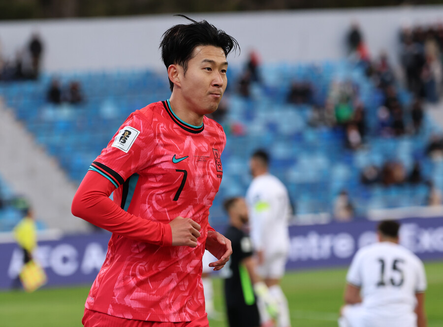 ▲ 한국 대표팀은 19일 요르단 암만의 암만 국제 경기장에서 열린 ‘2026 국제축구연맹(FIFA) 북중미월드컵’ 아시아지역 3차예선 B조 6차전에서 팔레스타인을 만났다. 1-1 무승부로 승점 1점만 가져왔다. 전반 12분 김민재가 백패스를 했는데 팔레스타인 수비를 제대로 체크하지 못했다. 조현우가 튀어나왔지만 팔레스타인 슈팅을 막을 수 없었고 충격적인 실점을 범하게 됐다. 그러나 리드를 빠르게 동점으로 돌린 주인공은 손흥민이었다. 전반 16분 손흥민이 측면으로 볼을 건넨 이후 하프스페이스로 빠져 들어갔고 감각적인 오른발 슈팅으로 밀어 넣었다. 하지만 후반에 득점하지 못하며 이기지 못했다 ⓒ연합뉴스